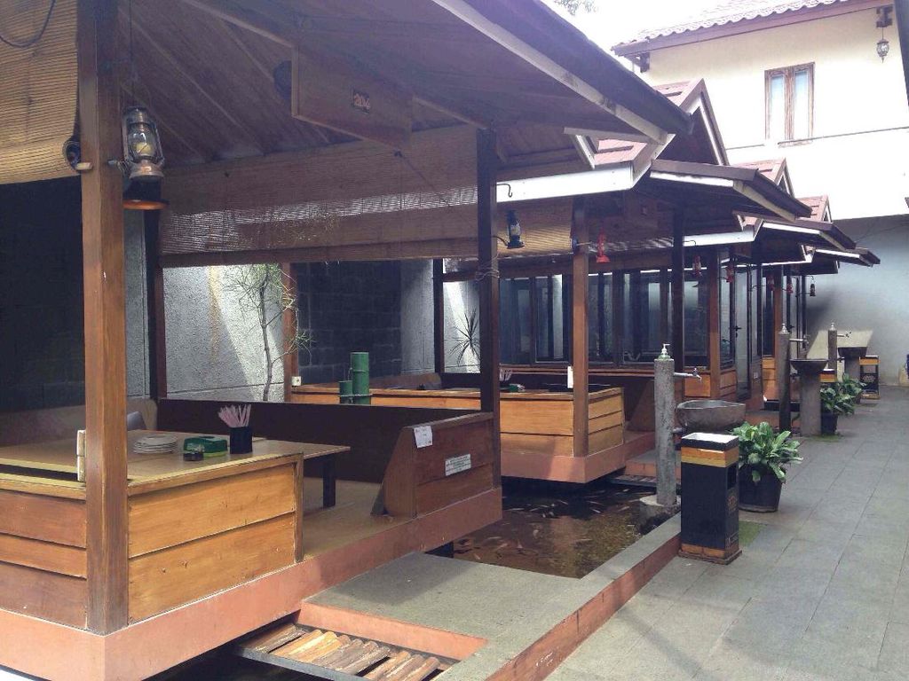 5 Restoran Lesehan Ini Cocok Buat Makan Bareng Keluarga 5 Restoran Lesehan Ini Cocok Buat Makan Bareng Keluarga