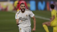 Benzema merayakan golnya.