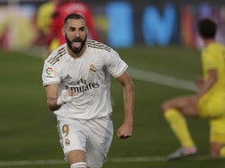 Benzema merayakan golnya.