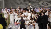 Setelah pluit tanda berakhirnya pertandingan, para pemain Madrid langsung berhamburan ke lapangan untuk merayakan gelar juara. Pihak LaLiga kemudian langsung mengadakan seremoni pemberian trofi kepada Los Merengues.