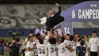 Ada yang kurang dalam perayaan juara LaLiga Real Madrid. Sergio Ramos dkk mengangkat trofi Liga Spanyol tanpa disaksikan para penggemarnya di stadion.