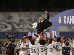 Ada yang kurang dalam perayaan juara LaLiga Real Madrid. Sergio Ramos dkk mengangkat trofi Liga Spanyol tanpa disaksikan para penggemarnya di stadion.