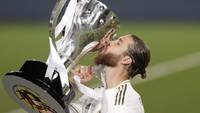Ramos selaku kapten Madrid mendapat trofi Liga Spanyol dari pihak LaLiga. Pemain 34 tahun itu kemudian mengangkat piala bersama rekan setimnya dengan diiringi konfeti berwarna putih keemasan.