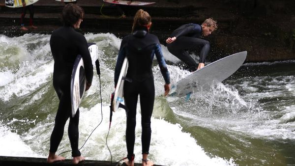 Serunya Berselancar di Kanal Eisbach