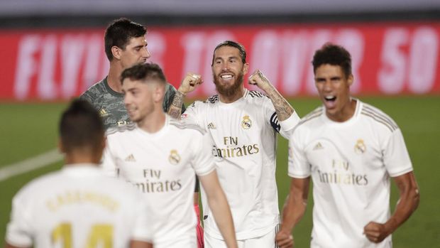 Real Madrid players celebrate after winning the Spanish La Liga 2019-2020 following a soccer match between Real Madrid and Villareal at the Alfredo di Stefano stadium in Madrid, Spain, Thursday, July 16, 2020. (AP Photo/Bernat Armangue)