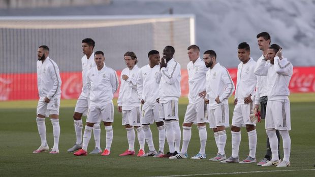 Real Madrid's players stand prior to the Spanish La Liga soccer match between Real Madrid and Villareal at the Alfredo di Stefano stadium in Madrid, Spain, Thursday, July 16, 2020. (AP Photo/Bernat Armangue)
