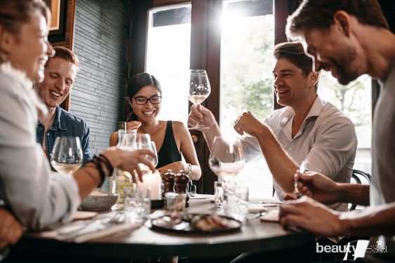 Terapkan table manners di restoran bintang lima.