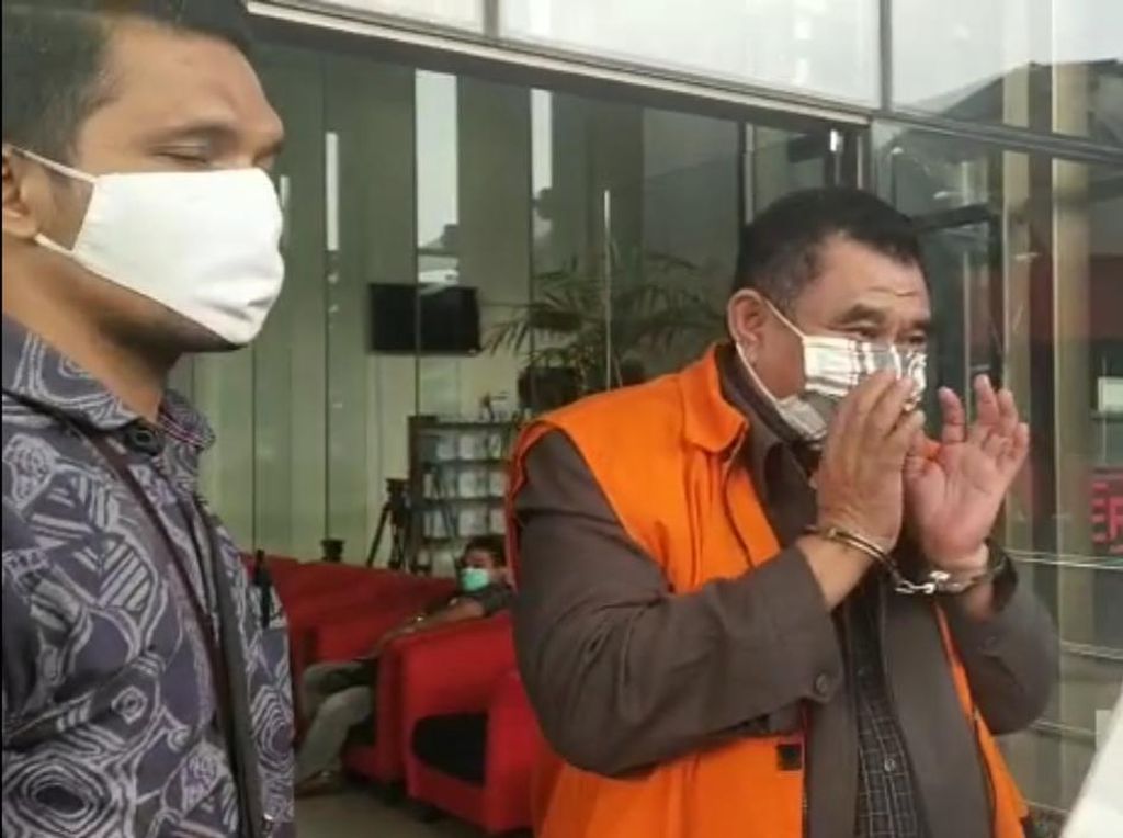 Tersangka Kasus RTH Bandung Ini Tiba-tiba Bicara soal Korupsi Rp 30 Triliun Tersangka Kasus RTH Bandung Ini Tiba-tiba Bicara soal Korupsi Rp 30 Triliun