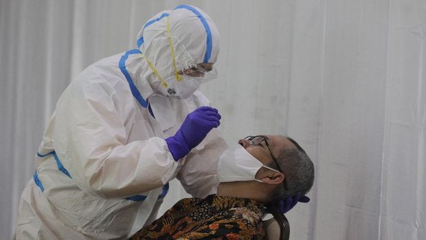 Tes usap (swab test) di Gedung KPK, Jakarta, Kamis (16/7/2020). Tes suap tersebut selain dilalukan usai tujuh pegawai KPK dinyatakan positif juga sebagai upaya mitigasi pencegahan penyebaran COVID-19 di lingkungan KPK. ANTARA FOTO/Reno Esnir/aww.  *** Local Caption ***