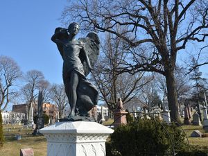 Pemakaman Elite New York Buka Lowongan untuk Seniman, Bayarannya Wow!