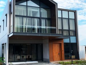 Crazy Rich International Developer Ajak Konsumen Test Drive Tesla