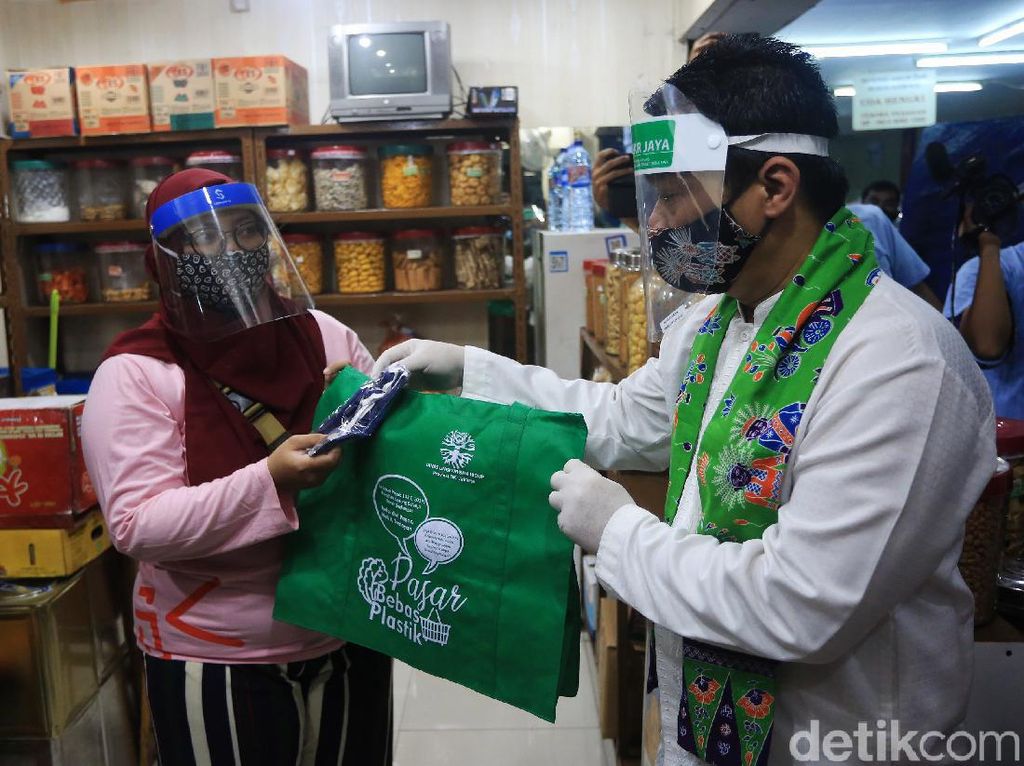 Susuri Pasar, Wagub DKI Kampanye Kantong Belanja Ramah Lingkungan