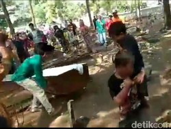 Detik-detik Warga Pasuruan Bongkar Peti Jenazah Positif COVID-19