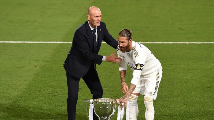 MADRID, SPAIN - JULY 16: Real Madrid head coach Zinedine Zidane and captain Sergio Ramos pose with the La Liga trophy after Madrid secure the La Liga title during the Liga match between Real Madrid CF and Villarreal CF at Estadio Alfredo Di Stefano on July 16, 2020 in Madrid, Spain. (Photo by Denis Doyle/Getty Images)