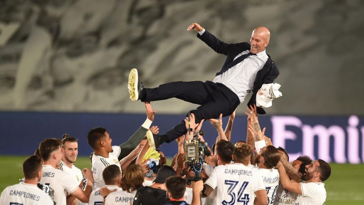 Zinedine Zidane menolak disebut spesial setelah mengantar Real Madrid menjuarai liga musim ini. (Foto: Getty Images/Denis Doyle)