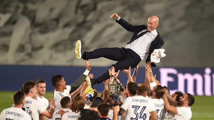 MADRID, SPAIN - JULY 16: Real Madrid head coach Zinedine Zidane is thrown up in the air by his players after Madrid secure the La Liga title during the Liga match between Real Madrid CF and Villarreal CF at Estadio Alfredo Di Stefano on July 16, 2020 in Madrid, Spain. (Photo by Denis Doyle/Getty Images)