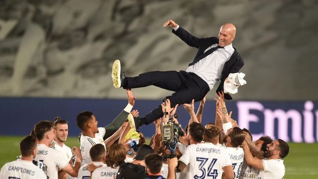 MADRID, SPAIN - JULY 16: Real Madrid head coach Zinedine Zidane is thrown up in the air by his players after Madrid secure the La Liga title during the Liga match between Real Madrid CF and Villarreal CF at Estadio Alfredo Di Stefano on July 16, 2020 in Madrid, Spain. (Photo by Denis Doyle/Getty Images)