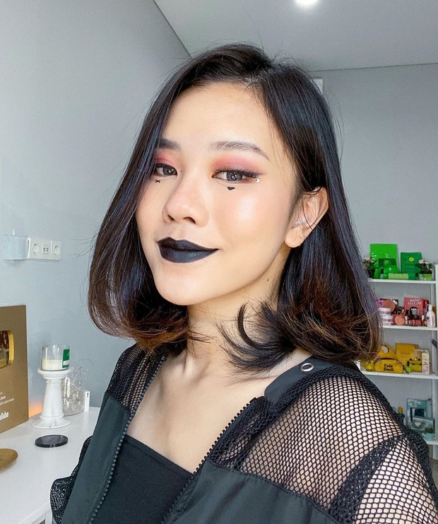 Tak hanya berisi konten game, Jessica Jane juga kerap mengisi akun YouTube miliknya dengan konten lain, salah satunya makeup.