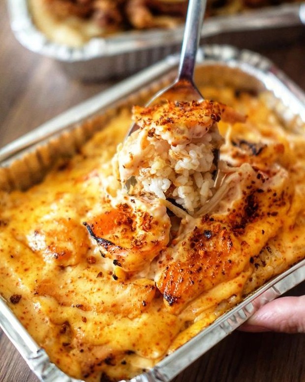 Sajian salmon mentai rice.