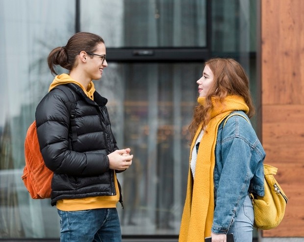 Meminta Bantuan Teman/Freepik.com Cara efektif hadapi pelaku catcalling