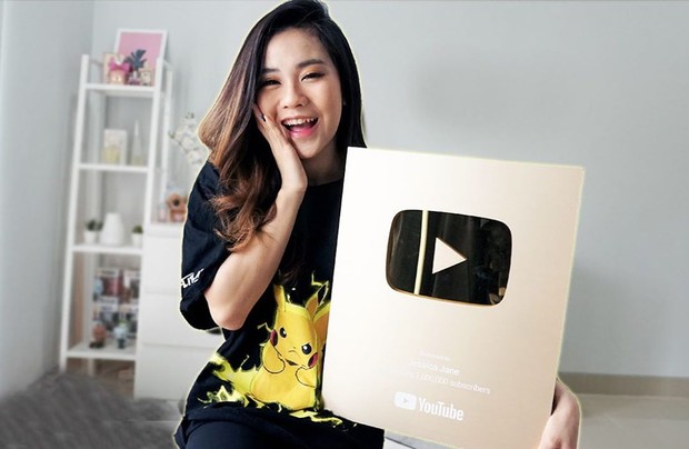 Pada Desember 2019, Jessica Jane memperoleh Gold Play Button dari YouTube. Penghargaan kepada pemilik akun Youtube dengan sejuta subcribers.