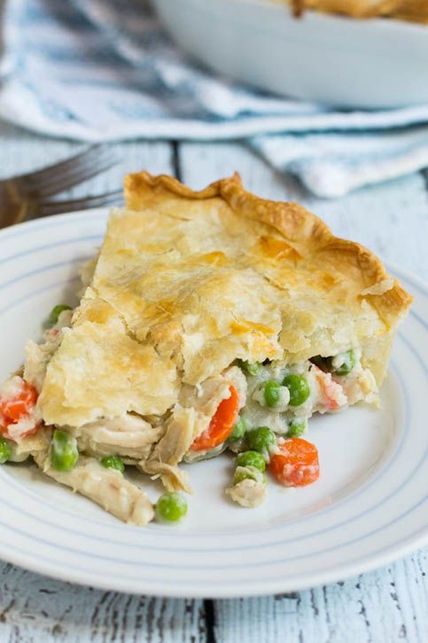 Visual dari chicken pot pie mirip apple pie dan zuppa soup.