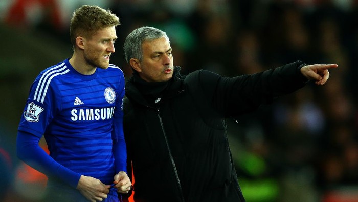 SWANSEA, WALES - JANUARY 17:  Jose Mourinho, manager of Chelsea speaks with Andre Schuerrle of Chelsea as he prepares to gon on during the Barclays Premier League match between Swansea City and Chelsea at Liberty Stadium on January 17, 2015 in Swansea, Wales.  (Photo by Richard Heathcote/Getty Images)