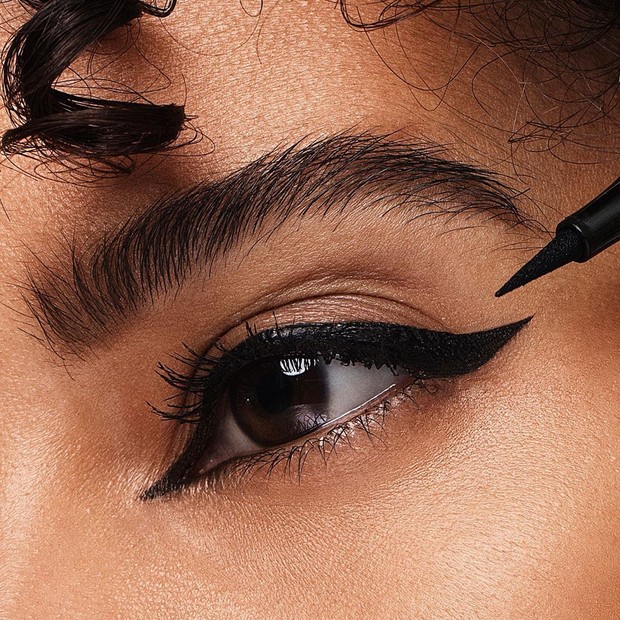 Wing Eyeliner/Foto: instagram.com/hauslabs Trik membuat winged eyeliner.