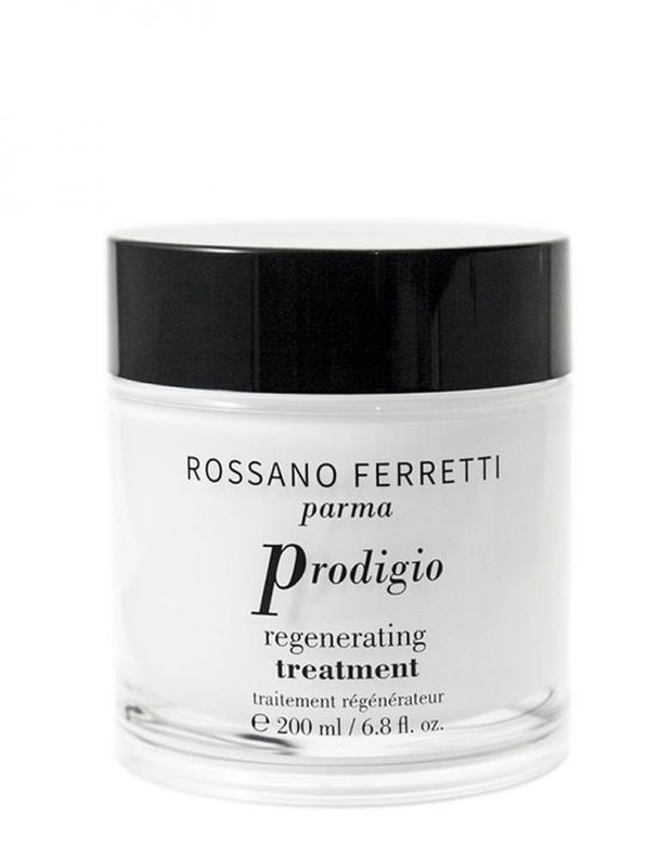 Rossano Ferreti/pinterest.com/faychorney Melakukan treatment rambut bisa dengan hanya satu produk saja.