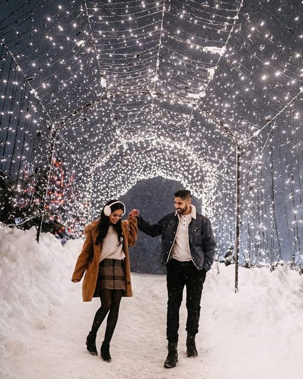 Agar terlihat totalitas, sesuaikan outfit yang dipakai dengan latar tempat.