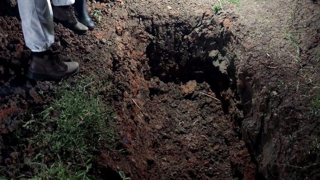 Foto-foto Makam yang Dibongkar dan Jenazah Hilang di Bekasi