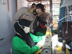 Senangnya Wanita Disabilitas di Sidoarjo Dapat Orderan Bikin APD