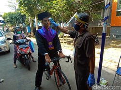 Cerita Jamaah Gowes 4 Km ke Wisuda Drive Thru UMK