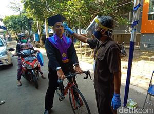 Cerita Jamaah Gowes 4 Km ke Wisuda Drive Thru UMK Cerita Jamaah Gowes 4 Km ke Wisuda Drive Thru UMK