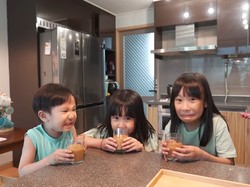 Gemas! Begini Reaksi 3 Bocah Korea Saat Cicip Jamu Beras Kencur