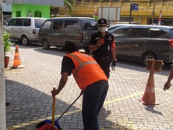 Tak Pakai Masker, Warga Ini Dihukum Nyapu Halaman Pasar Gondangdia