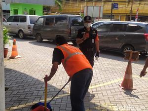 Tak Pakai Masker, Warga Ini Dihukum Nyapu Halaman Pasar Gondangdia Tak Pakai Masker, Warga Ini Dihukum Nyapu Halaman Pasar Gondangdia