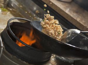 Fisikawan Ungkap Fakta Goyangan Wajan Koki Saat Bikin Nasi Goreng Fisikawan Ungkap Fakta Goyangan Wajan Koki Saat Bikin Nasi Goreng