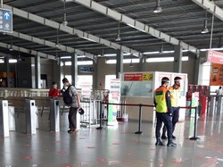 Jelang Larangan Baju Lengan Pendek di KRL, Begini Suasana di Stasiun Kebayoran