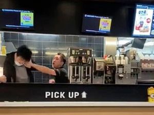 Diingatkan Pakai Masker, Pria Ini Malah Tinju Manajer McD! Diingatkan Pakai Masker, Pria Ini Malah Tinju Manajer McD!