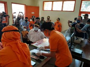 Menko PMK Pantau BST Di Madiun