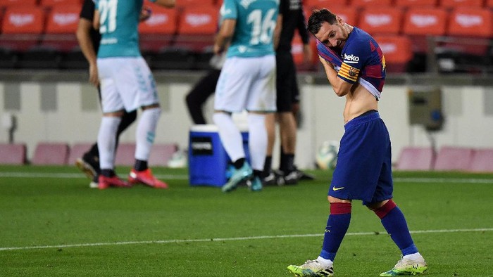 BARCELONA, SPAIN - JULY 16: Lionel Messi of FC Barcelona shows his disappointment during the Liga match between FC Barcelona and CA Osasuna at Camp Nou on July 16, 2020 in Barcelona, Spain. (Photo by David Ramos/Getty Images)