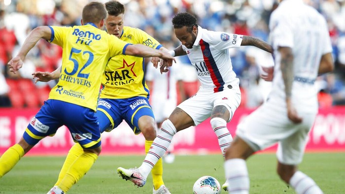 PSGs Neymar challenges for the ball during a friendly soccer match between Paris Saint Germain and Waasland-Beveren in Paris, Friday, July 17, 2020. (AP Photo/Christophe Ena)