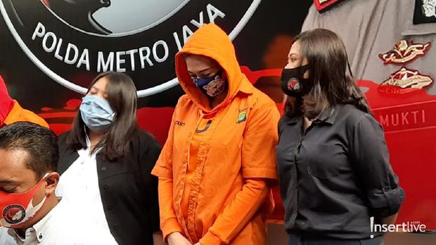 Penampakan Catherine Wilson Pakai Baju Oranye