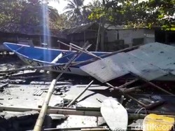 Gelombang Pasang Terjang Perahu-Rusak Saung di Cisolok Sukabumi