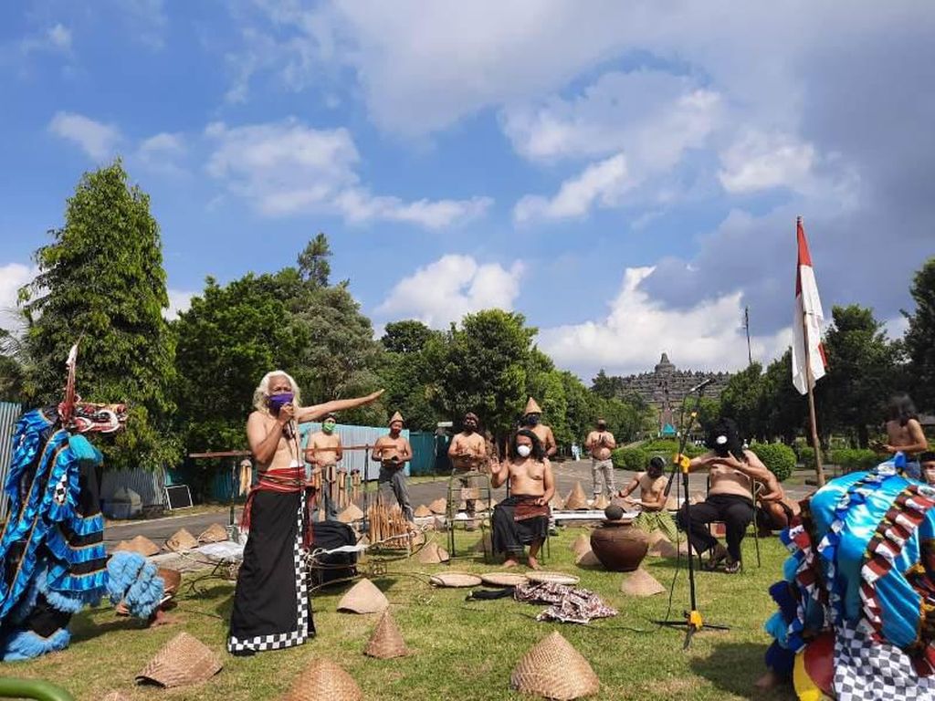 3 Seniman Tampilkan Pertunjukan Lelaku Ning Urip di Candi Borobudur 3 Seniman Tampilkan Pertunjukan Lelaku Ning Urip di Candi Borobudur