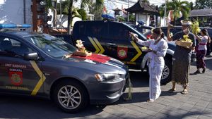 Tumpek Landep: Kendaraan-Senjata Polisi Dipercikkan Air Suci
