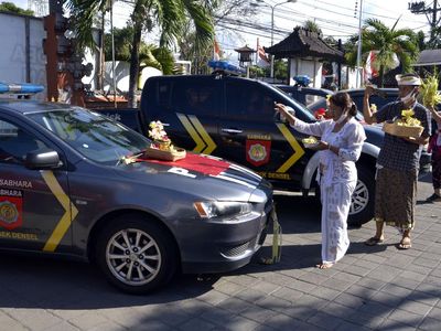 Tumpek Landep: Kendaraan-Senjata Polisi Dipercikkan Air Suci