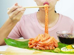 Sashimi Salmon Bentuk Ramen Ini Lagi Jadi Tren untuk Mukbang