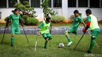 Di tengah keterbatasan semangat mereka untuk berlatih tetap terjaga